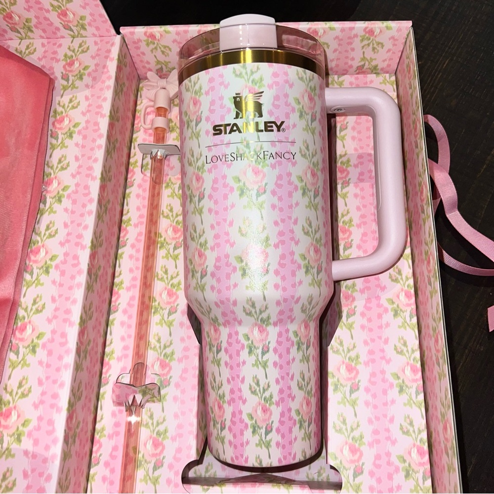 THE STANLEY X LOVESHACKFANCY
QUENCHER 40 OZ